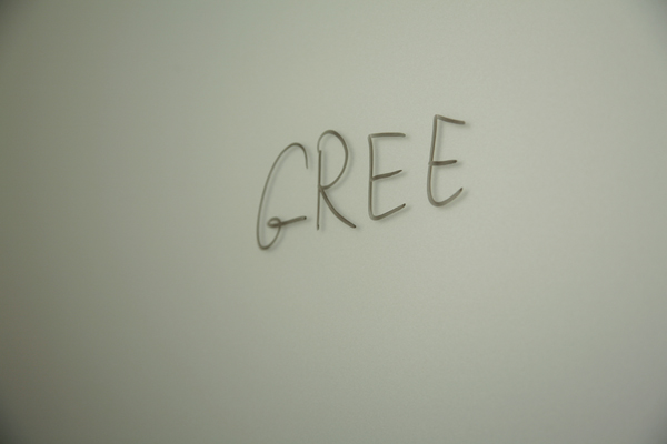 ミーティングルーム内。据え付けられたのはホワイトボードならぬシルバーボード？　いやよく見ると透明ボード？