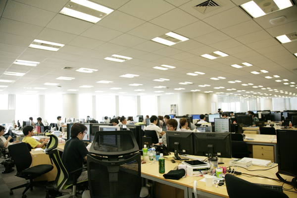 だだっ広いワンフロアの執務室に174名の社員が集う。写真はエンジニアやデザイナーなどが多く集まる一帯。静かな空間にカチャカチャとキーボードやマウスを叩く音が鳴り響く