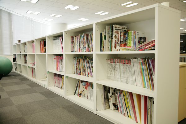 執務室内に設けられたミニライブラリー。「宣伝会議」「ファミ通」「Software Design」といったさまざまな分野の専門誌のほか、国内のファッション誌がズラリ。「アバターを制作する際にトレンドを知る参考にしている」とのこと