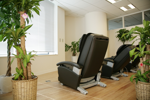 働く社員の味方、マッサージチェア。コリをほぐしてもらいながら、しばしウトウトしてみたり
