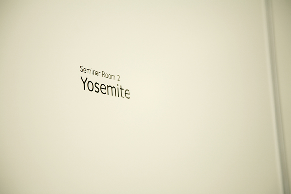 毎週月曜日の朝に全社会議が開かれるセミナールーム「Yosemite」。各部署の代表者たちが、前週の成果や進捗状況などを報告する