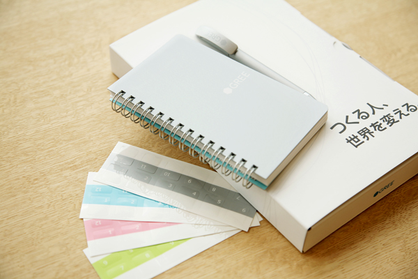 インターンでグリーにやってきた学生に配布されるノベルティ。しっかりとした造りのノート、スイス製のペン、そしてカラフルなインデックスシール。インターンシップは2年前から開始され、大勢の学生たちを受け入れてきた