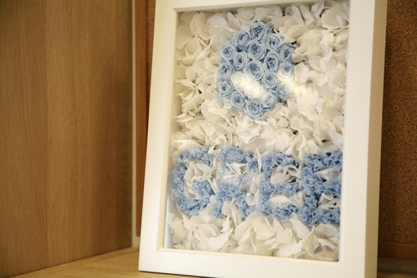 写真上は、上場を記念して取引先からプレゼントされた造花。下も同じく上場記念にいただいたディープインパクトのぬいぐるみ