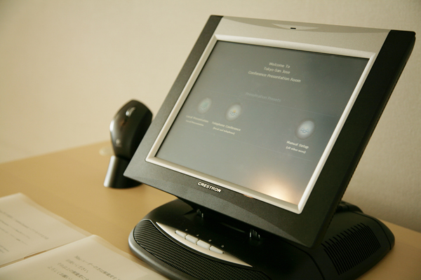 日本とサンノゼの本社を結んでのテレカンファレンスも日常的に行われるため、天井にはマイク、本社スタッフの姿が映し出されるプロジェクターも完備。多くのミーティングルームがこうした装備を備えている