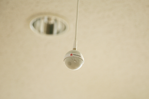 日本とサンノゼの本社を結んでのテレカンファレンスも日常的に行われるため、天井にはマイク、本社スタッフの姿が映し出されるプロジェクターも完備。多くのミーティングルームがこうした装備を備えている