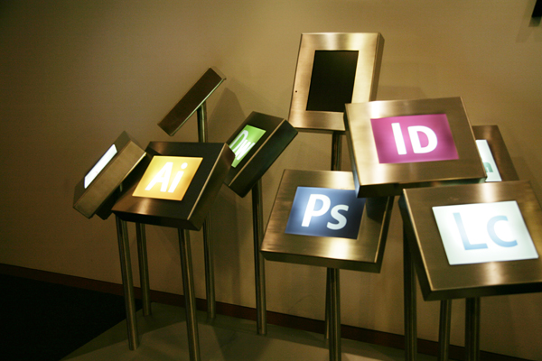 白壁とウッドを基調にデザインされたエントランス。サイドにはアドビを代表するアプリケーションのロゴを映し出したオブジェ