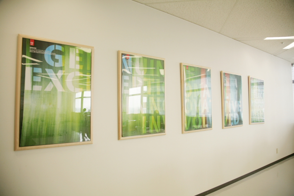 外からの明るい光が心地良い通称「ランチルーム」。コーヒーをはじめとしたドリンクのほか、軽食も提供される。普通に打ち合わせの場としても活用されている