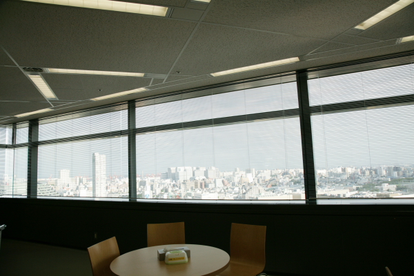 外からの明るい光が心地良い通称「ランチルーム」。コーヒーをはじめとしたドリンクのほか、軽食も提供される。普通に打ち合わせの場としても活用されている