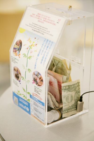 各国に出張する社員が多いアドビのこと。持ち帰ったコインや小額紙幣などは社内で募金中