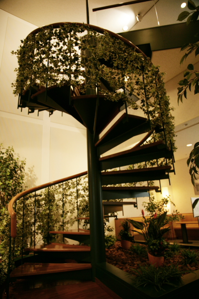 ビルの19階と20階をつなぐらせん階段。こんな有機的な風景に突如出くわすと驚かされること間違いなし