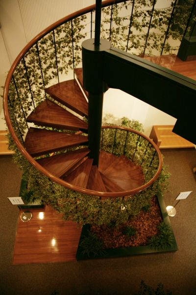 ビルの19階と20階をつなぐらせん階段。こんな有機的な風景に突如出くわすと驚かされること間違いなし