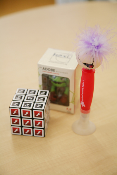 バラエティに富んだノベルティの数々。ユーザーとの集いや、デベロッパー向けのカンファレンスといった、人が集まる場所で配布される。営業スタッフがクライアントを尋ねる際にも携行するのだとか