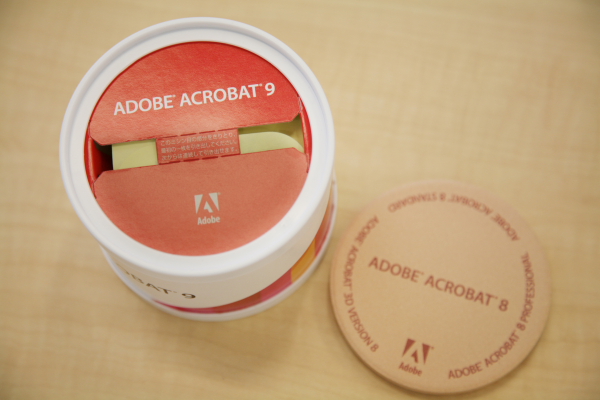 バラエティに富んだノベルティの数々。ユーザーとの集いや、デベロッパー向けのカンファレンスといった、人が集まる場所で配布される。営業スタッフがクライアントを尋ねる際にも携行するのだとか