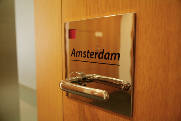 シアトル、アムステルダム、シドニーなどと都市名を冠したトビラの先はミーティングルーム。この日おじゃましたのは大崎のシアトル