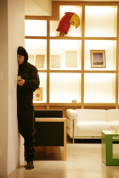 壁から登場する社員。こんな社員が大勢いる（わけはない）。