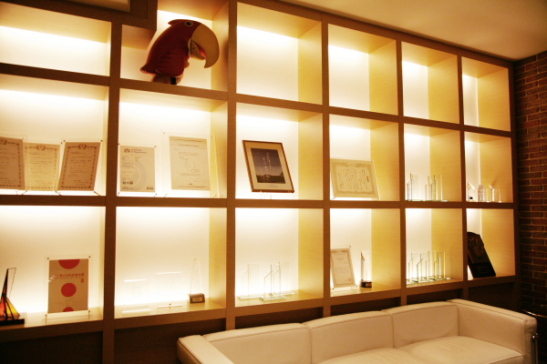 賞状やトロフィーの数々。多くはハンゲームのもの。