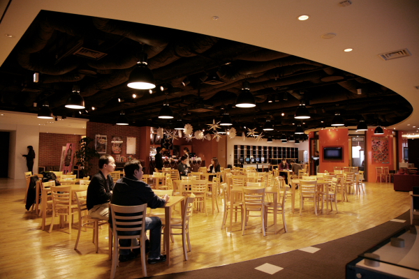 エントランスを抜けてすぐのエリアに広がる社内カフェ。普段は、社内ミーティングや憩いの場として使用されているが、社内イベントや発表会にも活用される。