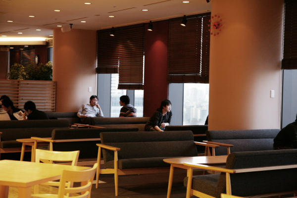 エントランスを抜けてすぐのエリアに広がる社内カフェ。普段は、社内ミーティングや憩いの場として使用されているが、社内イベントや発表会にも活用される。