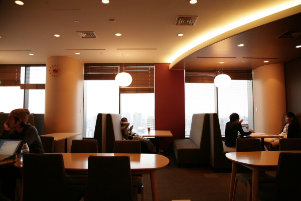 エントランスを抜けてすぐのエリアに広がる社内カフェ。普段は、社内ミーティングや憩いの場として使用されているが、社内イベントや発表会にも活用される。