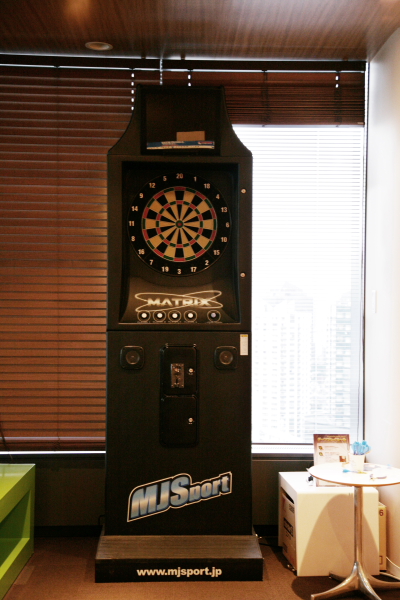 カフェの奥にはダーツボード。仕事の合間のリラックスに。