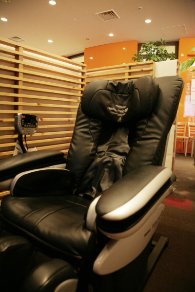しっかり働いた後は、マッサージルームへ。電動マッサージ機だけでなく、常駐のマッサージ師による手もみもあり。しかも格安。