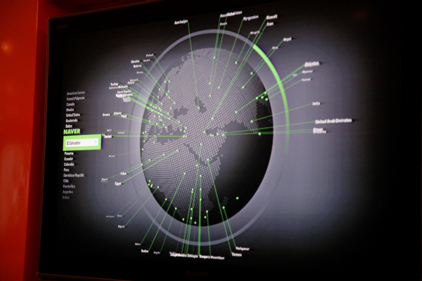 社内カフェ近辺に配置されたモニタ。世界中の情報を提供するNAVERの今を、映し出している。