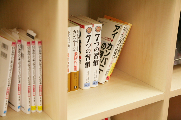 社内推薦図書。経営に関する本、自己啓発本をはじめ、さまざまな分野の本が並ぶ。