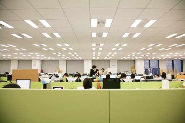 ネイバージャパンの社員が集う執務室は23階。だだっ広いL字型のスペースに、デスクがズラリと並ぶ。明確な仕切りがないため、この上なく風通しがいい。