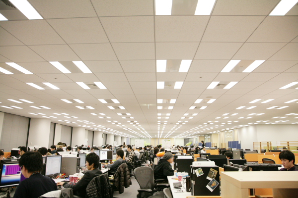 ネイバージャパンの社員が集う執務室は23階。だだっ広いL字型のスペースに、デスクがズラリと並ぶ。明確な仕切りがないため、この上なく風通しがいい。