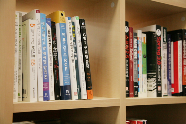 こちらは社員が持ち寄っていた参考図書。