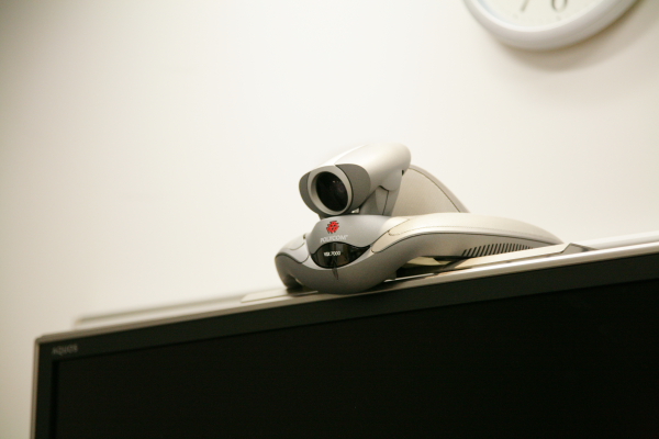 会議室は23階だけで7部屋。韓国とテレカンファレンスを行うためのキットも2台完備。