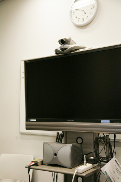 会議室は23階だけで7部屋。韓国とテレカンファレンスを行うためのキットも2台完備。