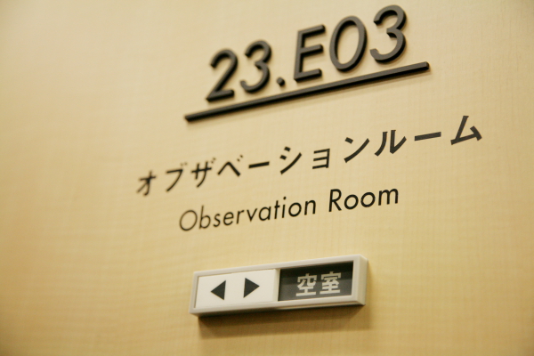 NAVERのサービスを試用する「ユーザーリサーチルーム」と、その様子を観察する「オブザベーションルーム」。マジックミラーで仕切られており、ユーザー役の部屋側からは観察者の様子は見えない。観察者は、部屋に仕込まれた様々なカメラで、ユーザーの動作、表情、目の動きをつぶさに観察する。