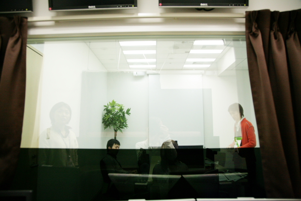 NAVERのサービスを試用する「ユーザーリサーチルーム」と、その様子を観察する「オブザベーションルーム」。マジックミラーで仕切られており、ユーザー役の部屋側からは観察者の様子は見えない。観察者は、部屋に仕込まれた様々なカメラで、ユーザーの動作、表情、目の動きをつぶさに観察する。