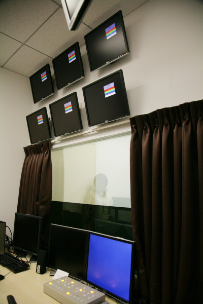 NAVERのサービスを試用する「ユーザーリサーチルーム」と、その様子を観察する「オブザベーションルーム」。マジックミラーで仕切られており、ユーザー役の部屋側からは観察者の様子は見えない。観察者は、部屋に仕込まれた様々なカメラで、ユーザーの動作、表情、目の動きをつぶさに観察する。