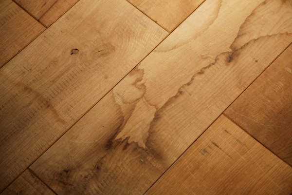 同じく、素材感、味を大事にした板張りのフローリングでおおわれたエントランス