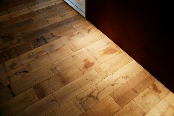 同じく、素材感、味を大事にした板張りのフローリングでおおわれたエントランス