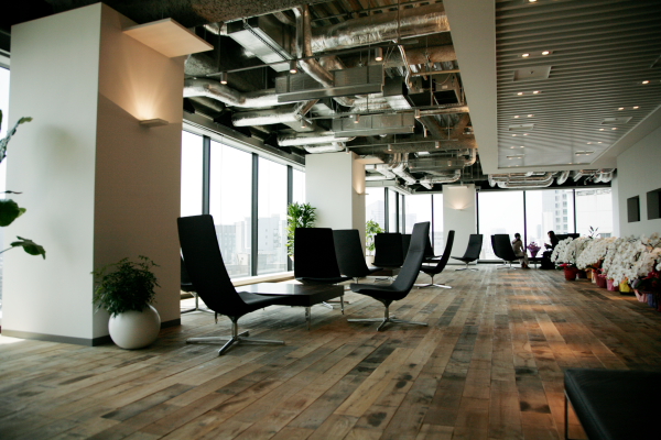 エントランスをくぐった先に用意されたゲスト待合い室。7階からの眺めが気持ちいい