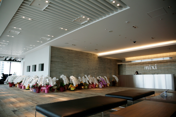 エントランスをくぐった先に用意されたゲスト待合い室。7階からの眺めが気持ちいい