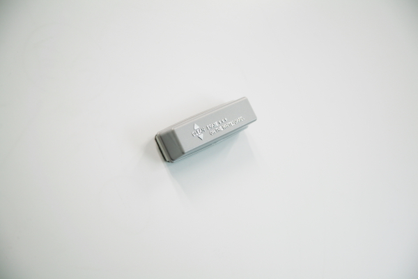 会議室の真っ白な壁はホワイトボードに。ここに映写できるプロジェクターも完備