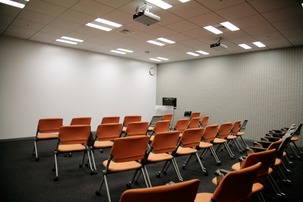 35名ほどを収容できるセミナールームを3部屋完備。記者会見やUST配信もできる。隣の部屋と連結すれば70名を収容可能