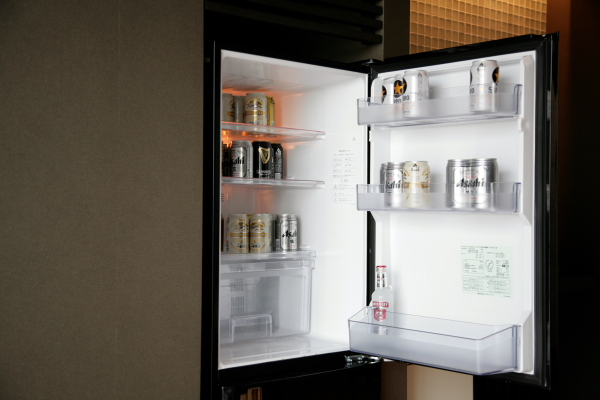 社内外の人が、リラックスしてコミュニケーションをはかれるバーラウンジ。ダーツ、ビリヤードに加えて、アルコール類も用意。ちなみに社内にはダーツ部もあるとか