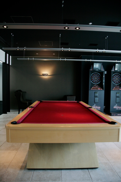 社内外の人が、リラックスしてコミュニケーションをはかれるバーラウンジ。ダーツ、ビリヤードに加えて、アルコール類も用意。ちなみに社内にはダーツ部もあるとか