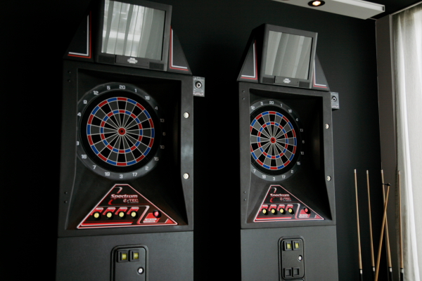 社内外の人が、リラックスしてコミュニケーションをはかれるバーラウンジ。ダーツ、ビリヤードに加えて、アルコール類も用意。ちなみに社内にはダーツ部もあるとか