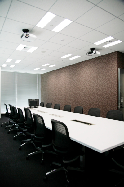 新オフィスのコンセプト「コミュニケーションプラットフォーム化」にあわせて大幅に増やされたミーティングルームのひとつ。黄色の壁のスペースは学生面接用の部屋。部屋によって壁の色などが異なるのが楽しい