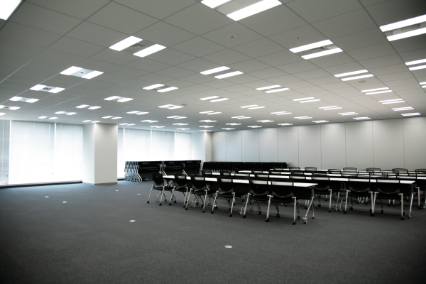 いちばん大きなセミナールームには200人以上を収容可能