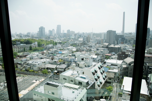 エントランスをくぐった先に用意されたゲスト待合い室。7階からの眺めが気持ちいい