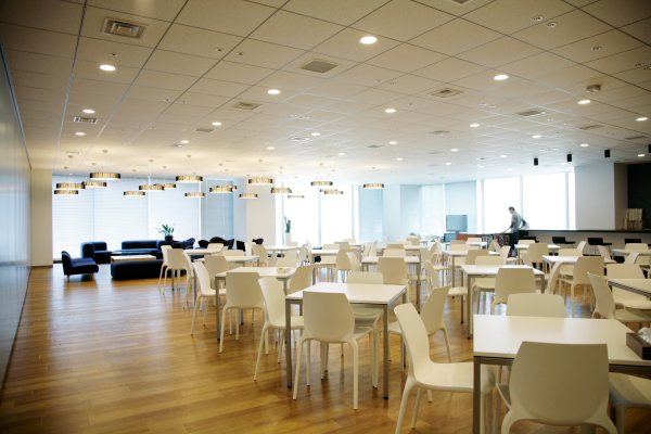 セミナールームと連結すると全社員を収容できるコラボレーションスペース。社員同伴であれば社外の人も入室できる。コミュニケーションの拠点ということで、ミーティングの後に談笑したり、ケータリングを利用してパーティーをしたりといったことに利用される。月に1回の月例会や、部署内のコミュニケーションを活性化する懇親会、その他イベントにも使われる