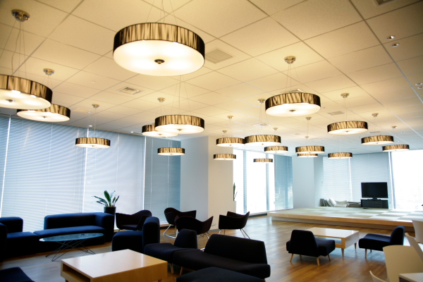 セミナールームと連結すると全社員を収容できるコラボレーションスペース。社員同伴であれば社外の人も入室できる。コミュニケーションの拠点ということで、ミーティングの後に談笑したり、ケータリングを利用してパーティーをしたりといったことに利用される。月に1回の月例会や、部署内のコミュニケーションを活性化する懇親会、その他イベントにも使われる