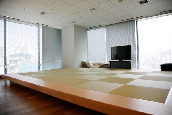 コラボレーションスペースに用意された畳の一角。働きすぎた身体を癒すためにゴロンと寝転がっている社員がいるとかいないとか